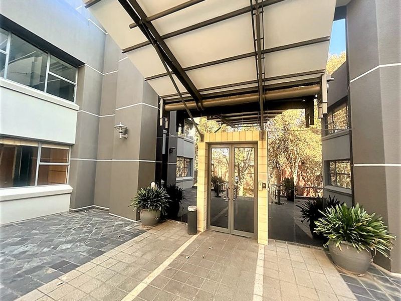 Office space to let in Parktown - Photo 2