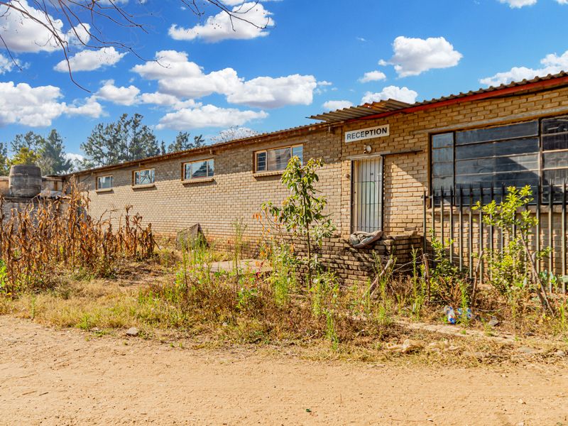 2 ha Commercial Smallholding with ±300 m2 Warehouse, and Housing - Photo 1