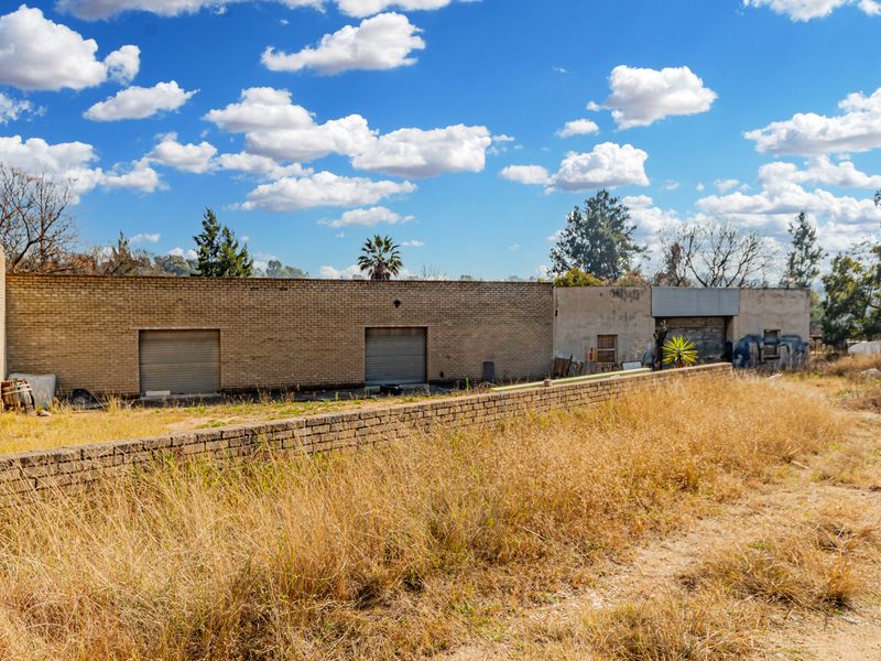 2 ha Commercial Smallholding with ±300 m2 Warehouse, and Housing - Photo 3