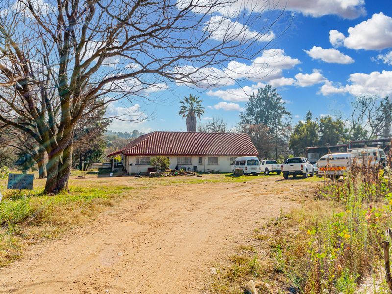 2 ha Commercial Smallholding with ±300 m2 Warehouse, and Housing - Photo 4