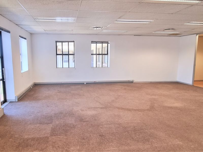 Office space to let in Eton Office Park - Photo 8