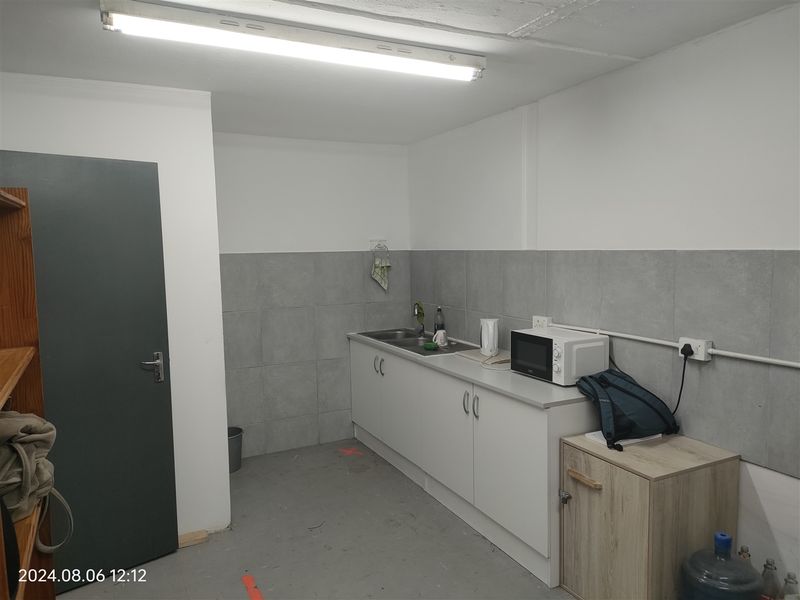 522m2  Warehouse  - TO LEASE - Photo 9