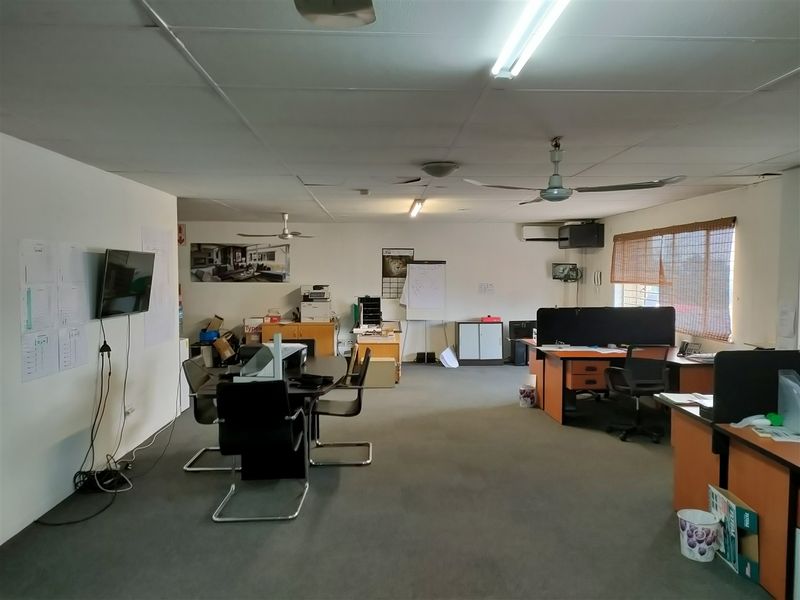 522m2  Warehouse  - TO LEASE - Photo 3