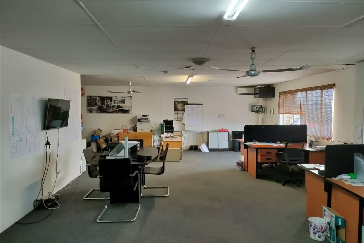 522m2  Warehouse  - TO LEASE - Photo 3