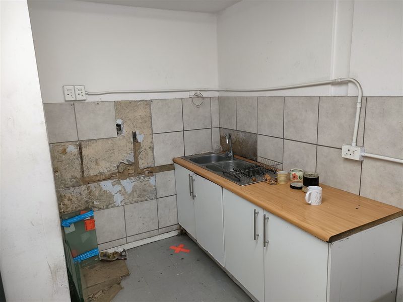 522m2  Warehouse  - TO LEASE - Photo 5