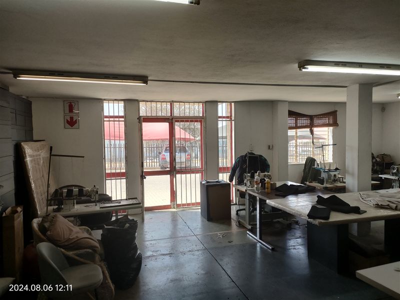 522m2  Warehouse  - TO LEASE - Photo 2