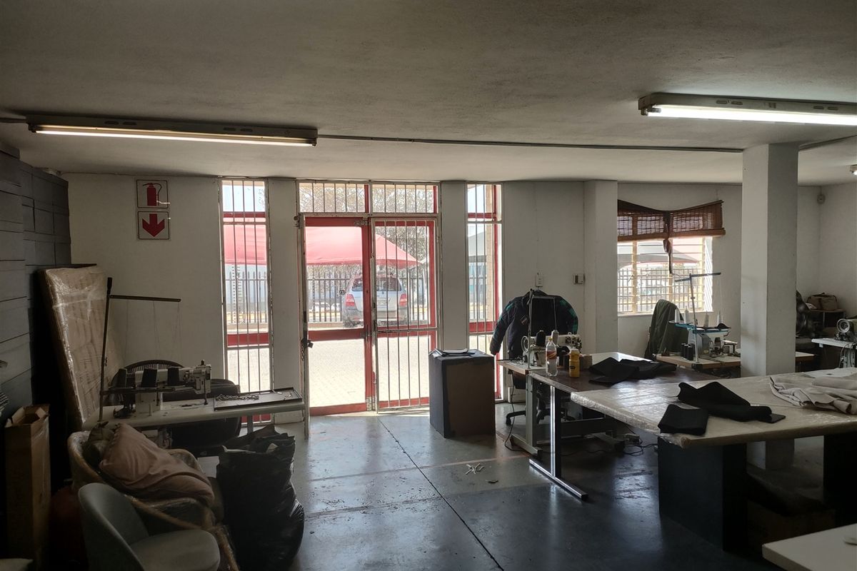 522m2  Warehouse  - TO LEASE - Photo 2