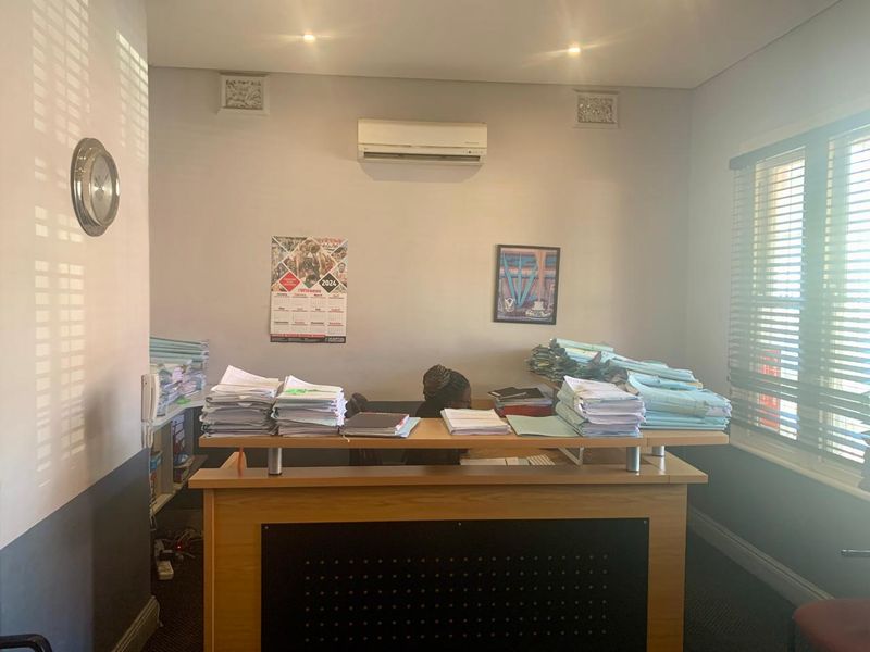 10sqm office for sale in Pmb CBD at R2 100 000. No Vat - Photo 3