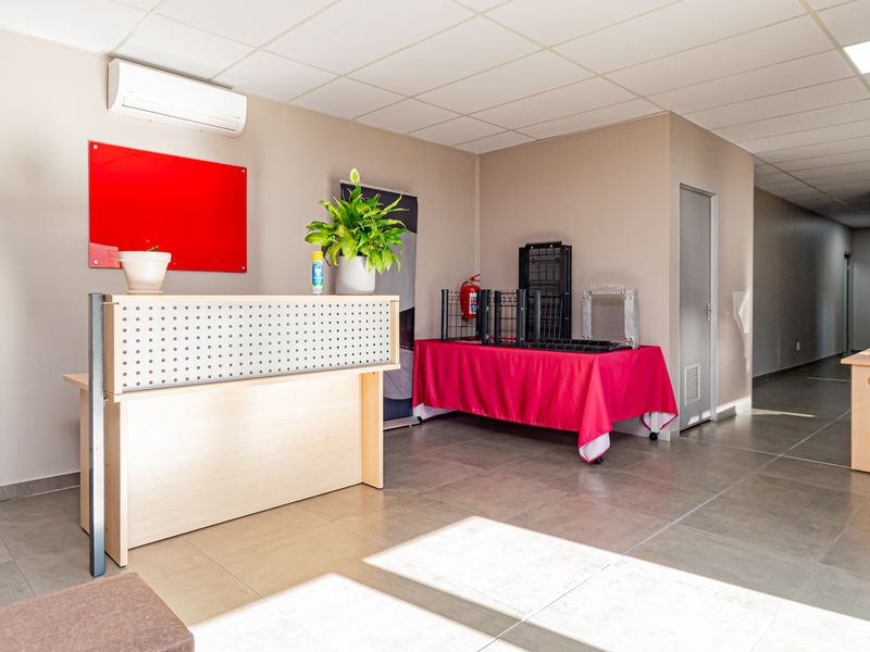 840m2 Prime warehouse unit in a secure business park with off-grid backup power & water - Photo 8