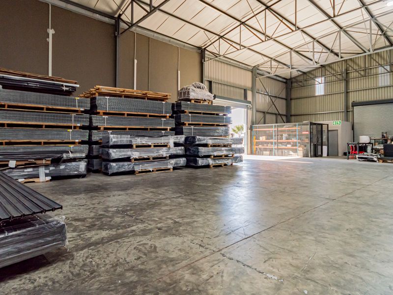 840m2 Prime warehouse unit in a secure business park with off-grid backup power & water - Photo 7