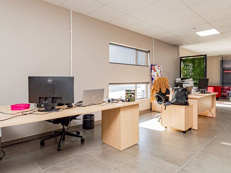 840m2 Prime warehouse unit in a secure business park with off-grid backup power & water - Photo 3