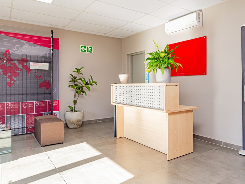 840m2 Prime warehouse unit in a secure business park with off-grid backup power & water - Photo 2