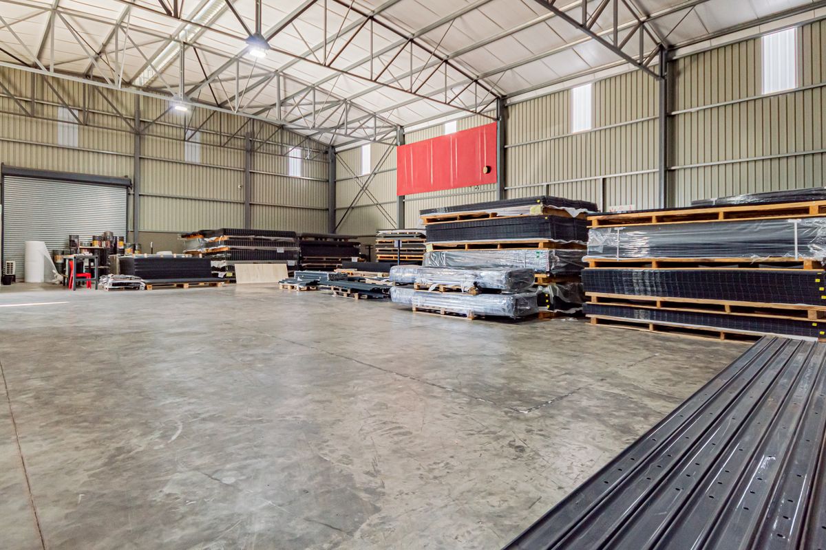 840m2 Prime warehouse unit in a secure business park with off-grid backup power & water - Photo 5