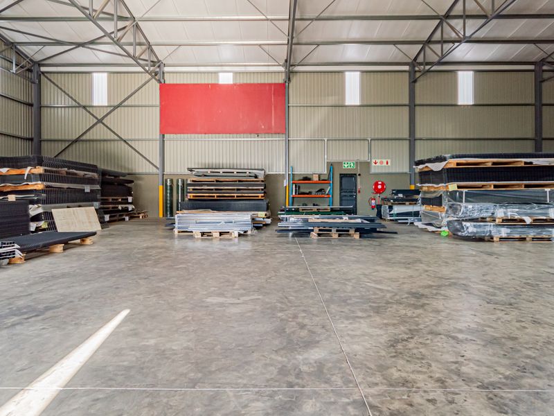 840m2 Prime warehouse unit in a secure business park with off-grid backup power & water - Photo 4
