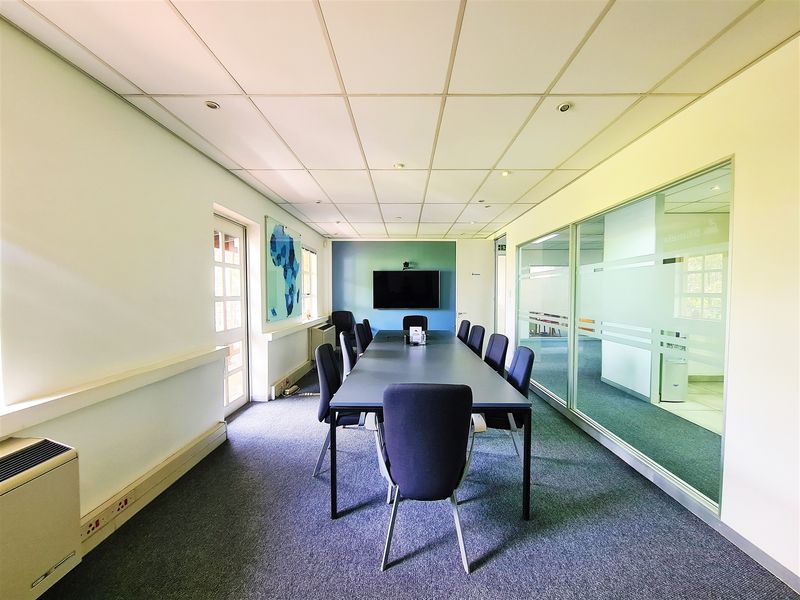 226m2 Modern Office to Let in Fourways Golf Park - Photo 6