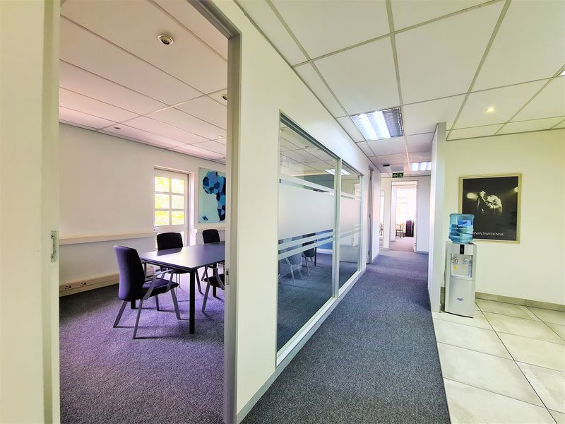 226m2 Modern Office to Let in Fourways Golf Park - Photo 4