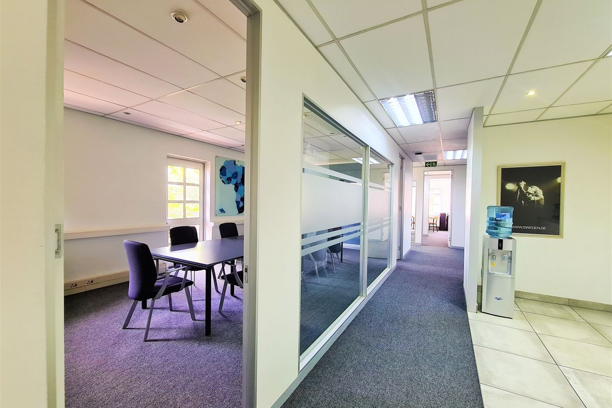 226m2 Modern Office to Let in Fourways Golf Park - Photo 4