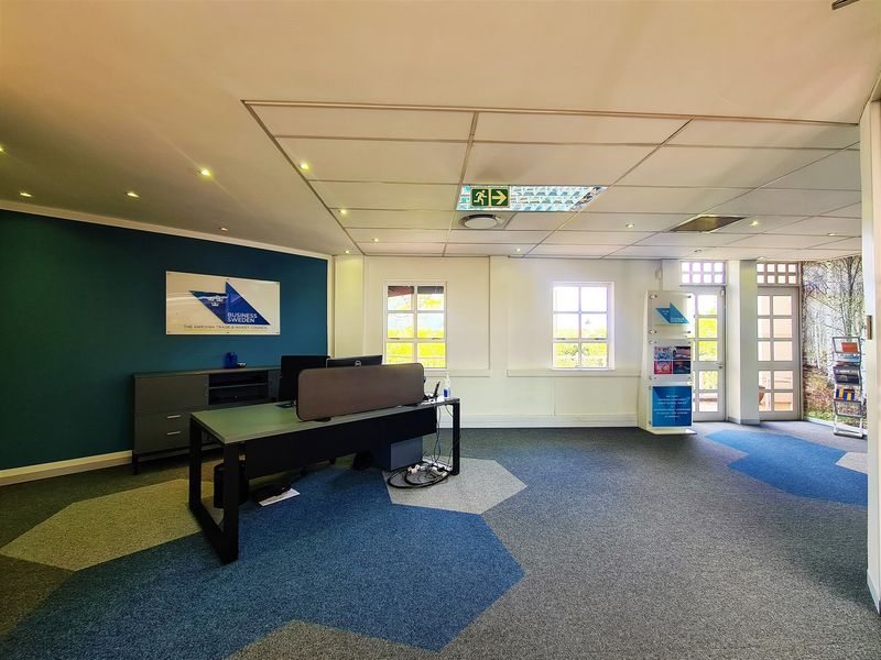 226m2 Modern Office to Let in Fourways Golf Park - Photo 2
