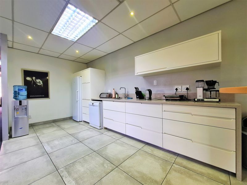 226m2 Modern Office to Let in Fourways Golf Park - Photo 5