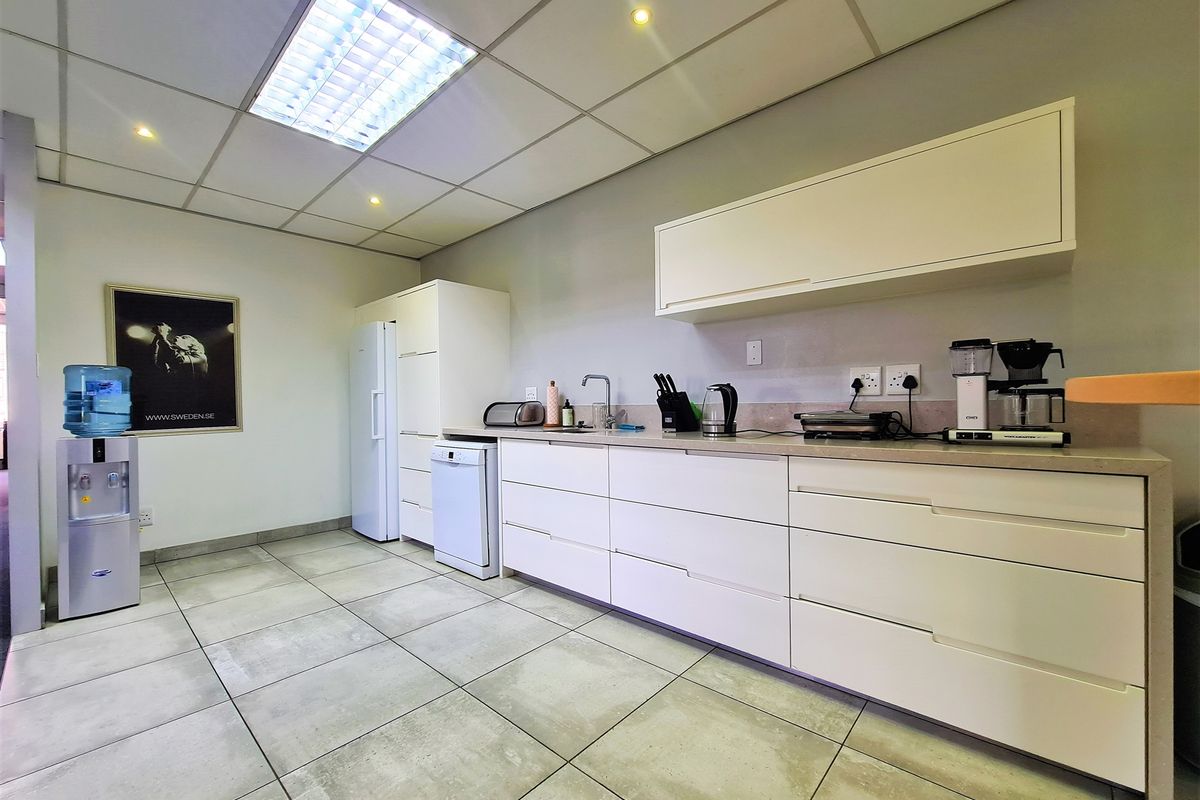 226m2 Modern Office to Let in Fourways Golf Park - Photo 5