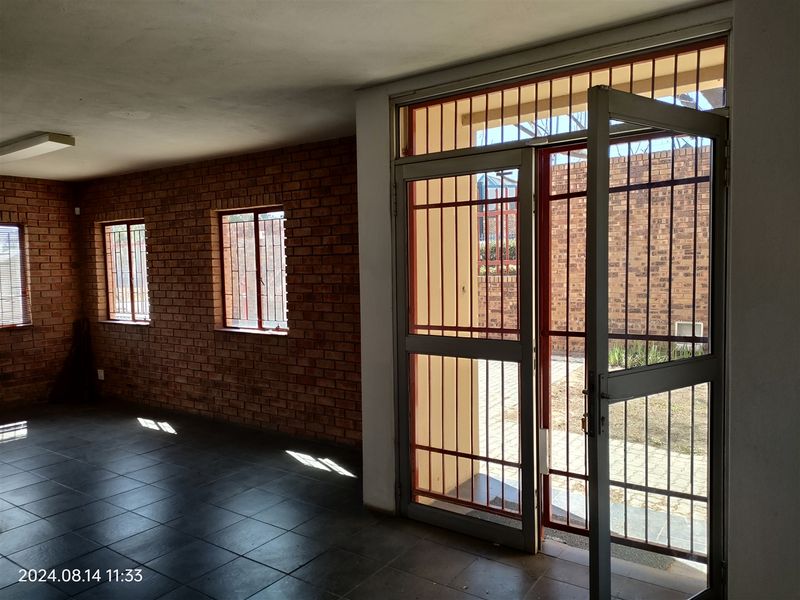 504m2  Warehouse  - TO LEASE - Photo 2