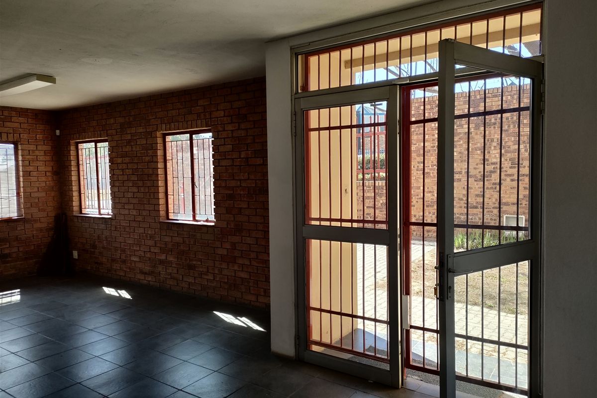 504m2  Warehouse  - TO LEASE - Photo 2