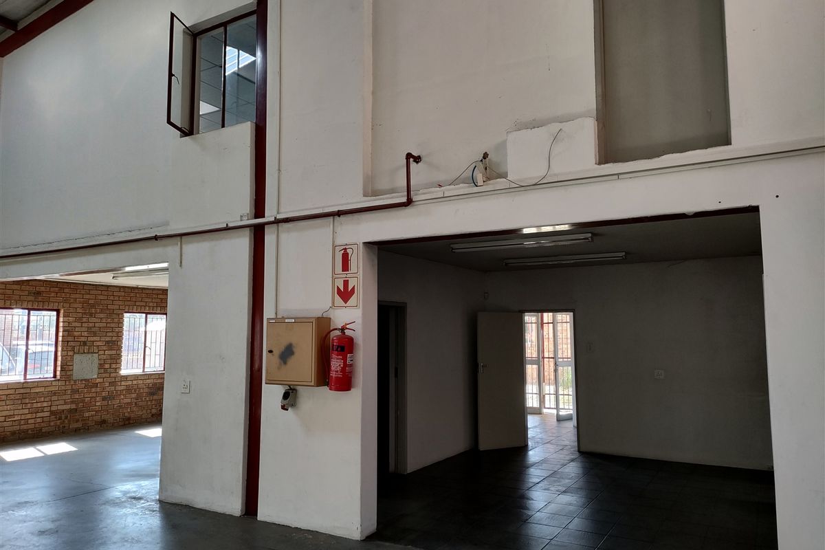 504m2  Warehouse  - TO LEASE - Photo 5