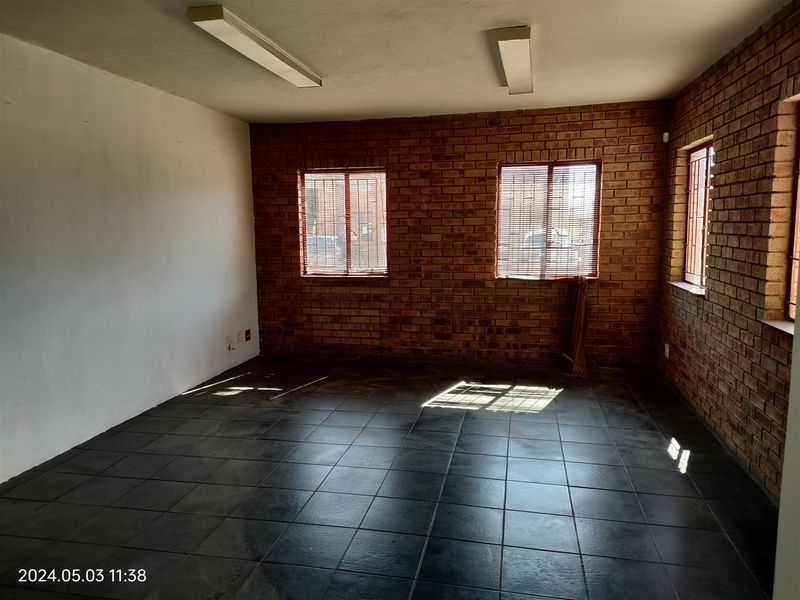 504m2  Warehouse  - TO LEASE - Photo 4