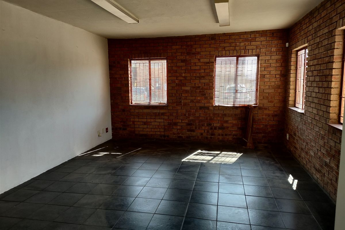 504m2  Warehouse  - TO LEASE - Photo 4