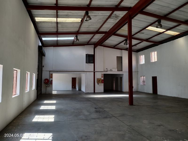 504m2  Warehouse  - TO LEASE - Photo 9