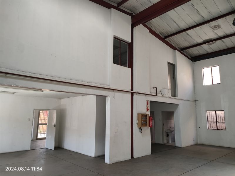 504m2  Warehouse  - TO LEASE - Photo 7