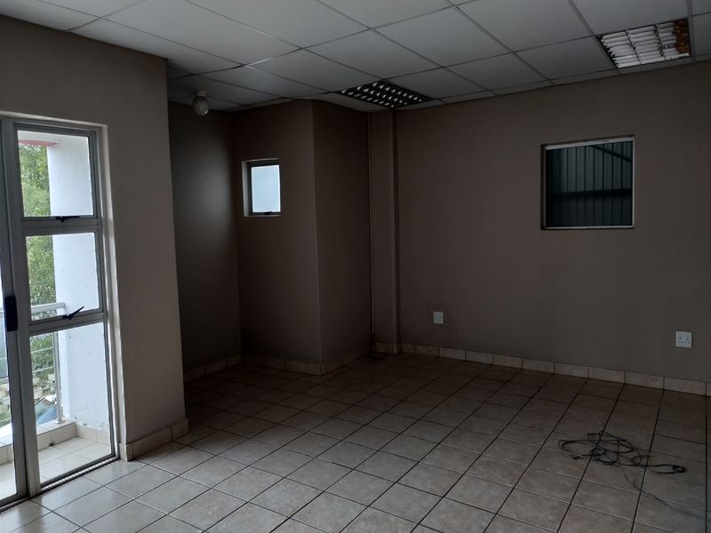 382m2  Warehouse  - TO LEASE - Photo 9