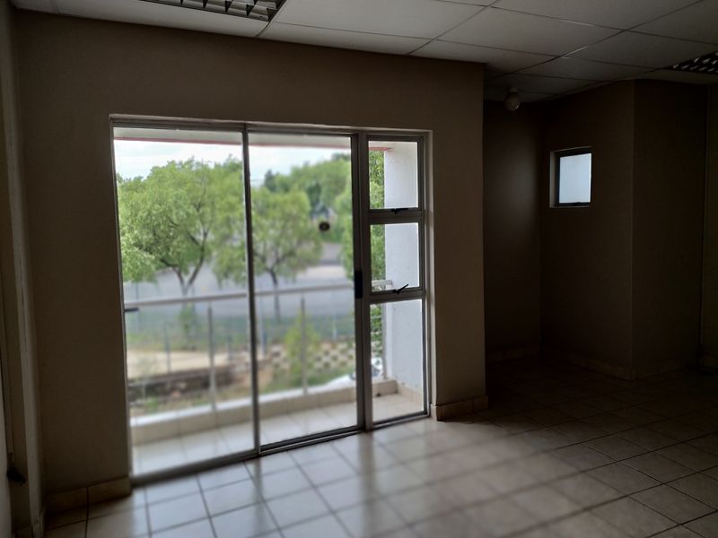 382m2  Warehouse  - TO LEASE - Photo 8