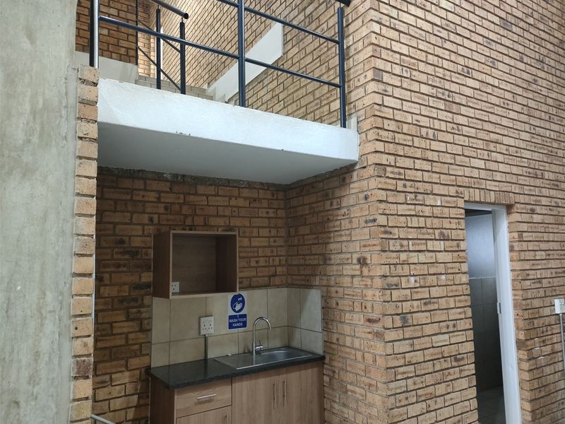 382m2  Warehouse  - TO LEASE - Photo 7