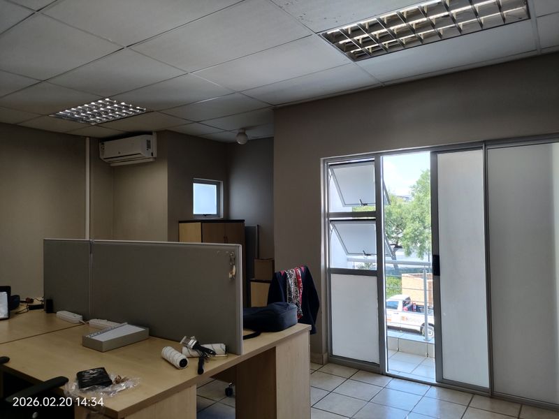 382m2  Warehouse  - TO LEASE - Photo 10