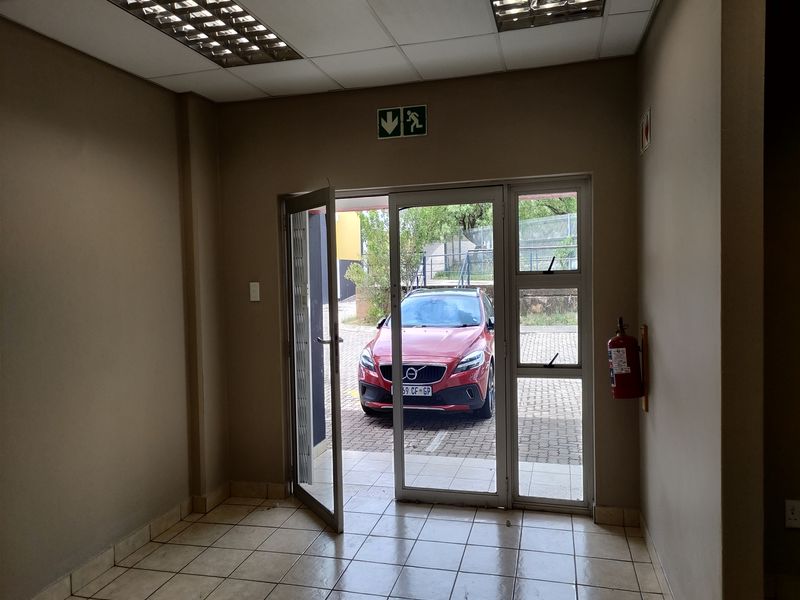 382m2  Warehouse  - TO LEASE - Photo 4