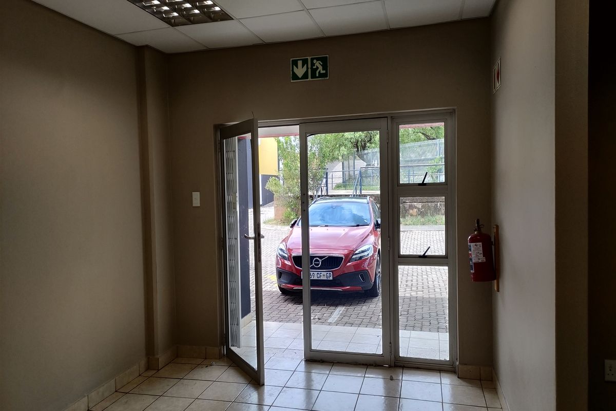 382m2  Warehouse  - TO LEASE - Photo 4