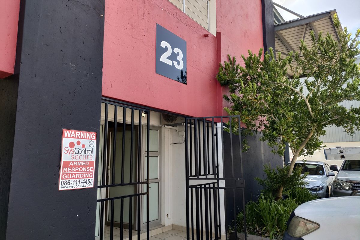 382m2  Warehouse  - TO LEASE - Photo 3