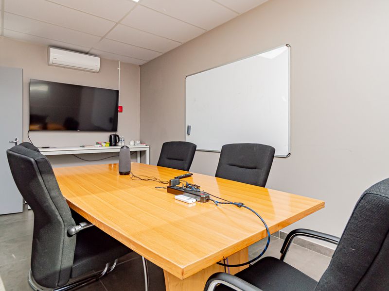 840m2 Prime warehouse unit in a secure business park with off-grid backup power & water - Photo 9