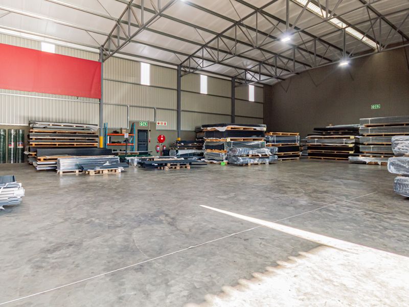840m2 Prime warehouse unit in a secure business park with off-grid backup power & water - Photo 6
