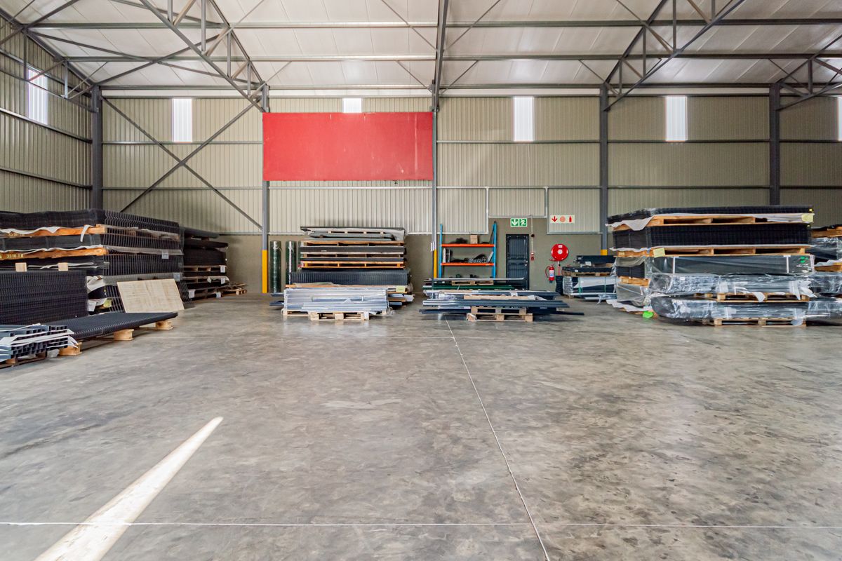 840m2 Prime warehouse unit in a secure business park with off-grid backup power & water - Photo 4