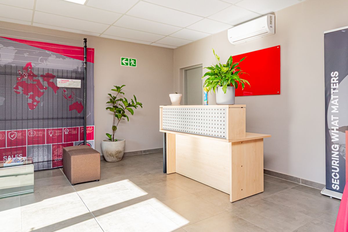 840m2 Prime warehouse unit in a secure business park with off-grid backup power & water - Photo 2