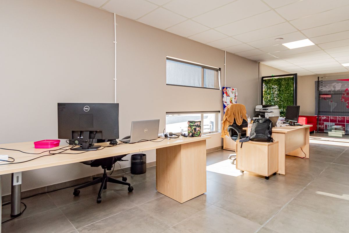 840m2 Prime warehouse unit in a secure business park with off-grid backup power & water - Photo 3
