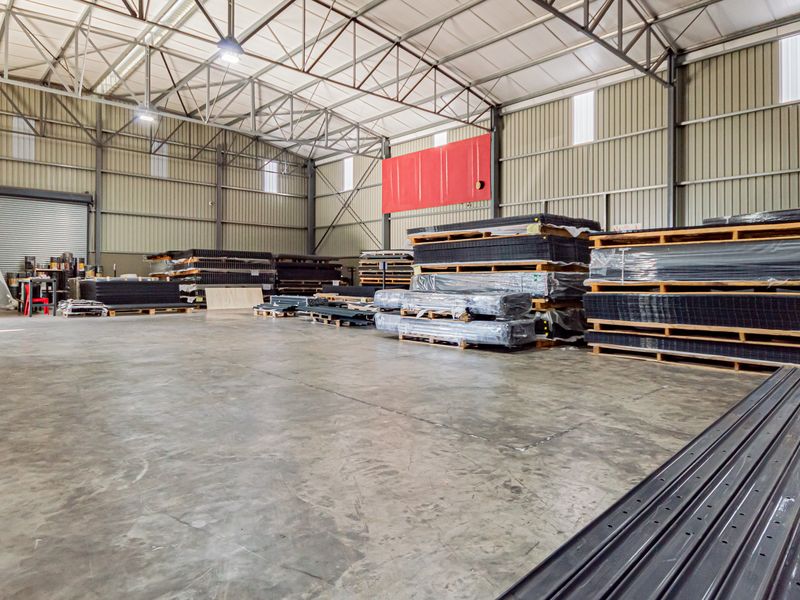 840m2 Prime warehouse unit in a secure business park with off-grid backup power & water - Photo 5