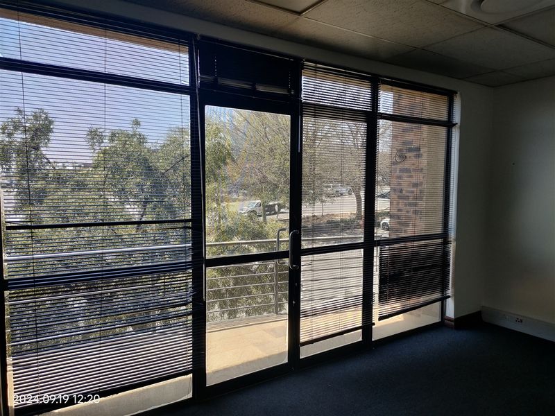 963m2  Warehouse  - TO LEASE or FOR SALE - Photo 8