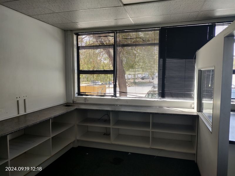 963m2  Warehouse  - TO LEASE or FOR SALE - Photo 6