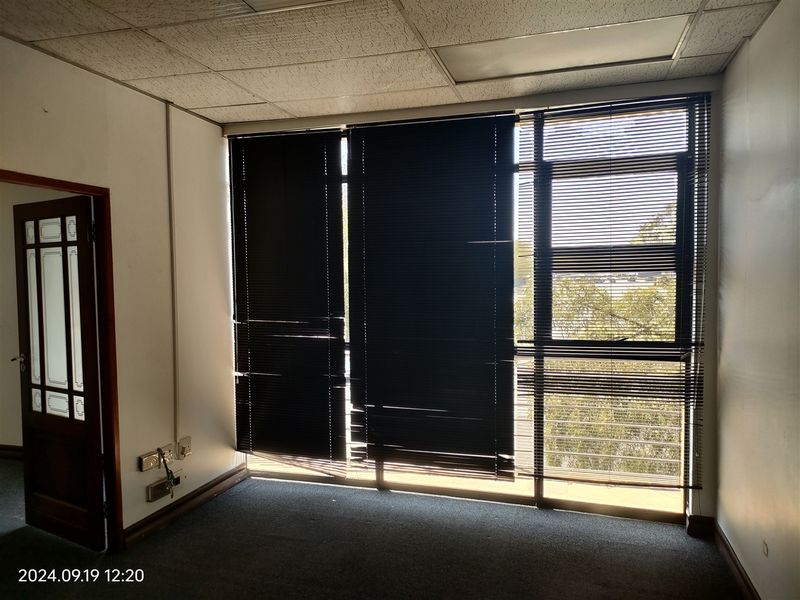 963m2  Warehouse  - TO LEASE or FOR SALE - Photo 7