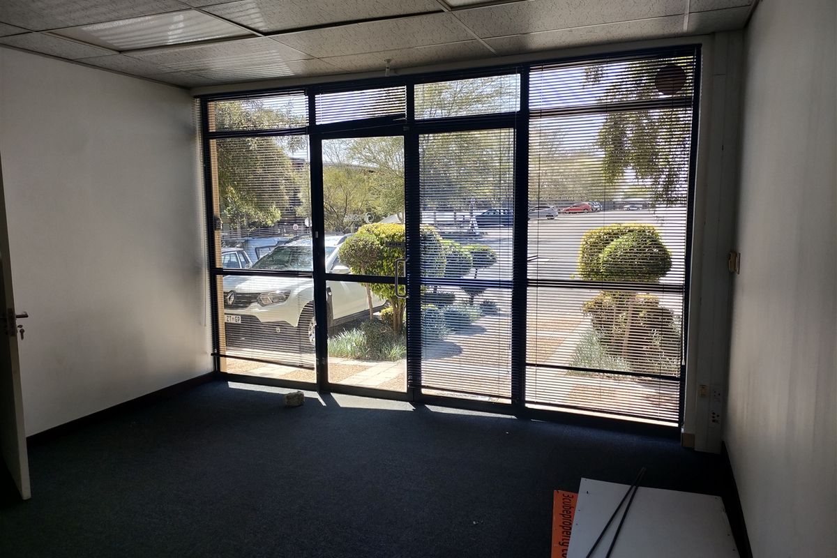 963m2  Warehouse  - TO LEASE or FOR SALE - Photo 4