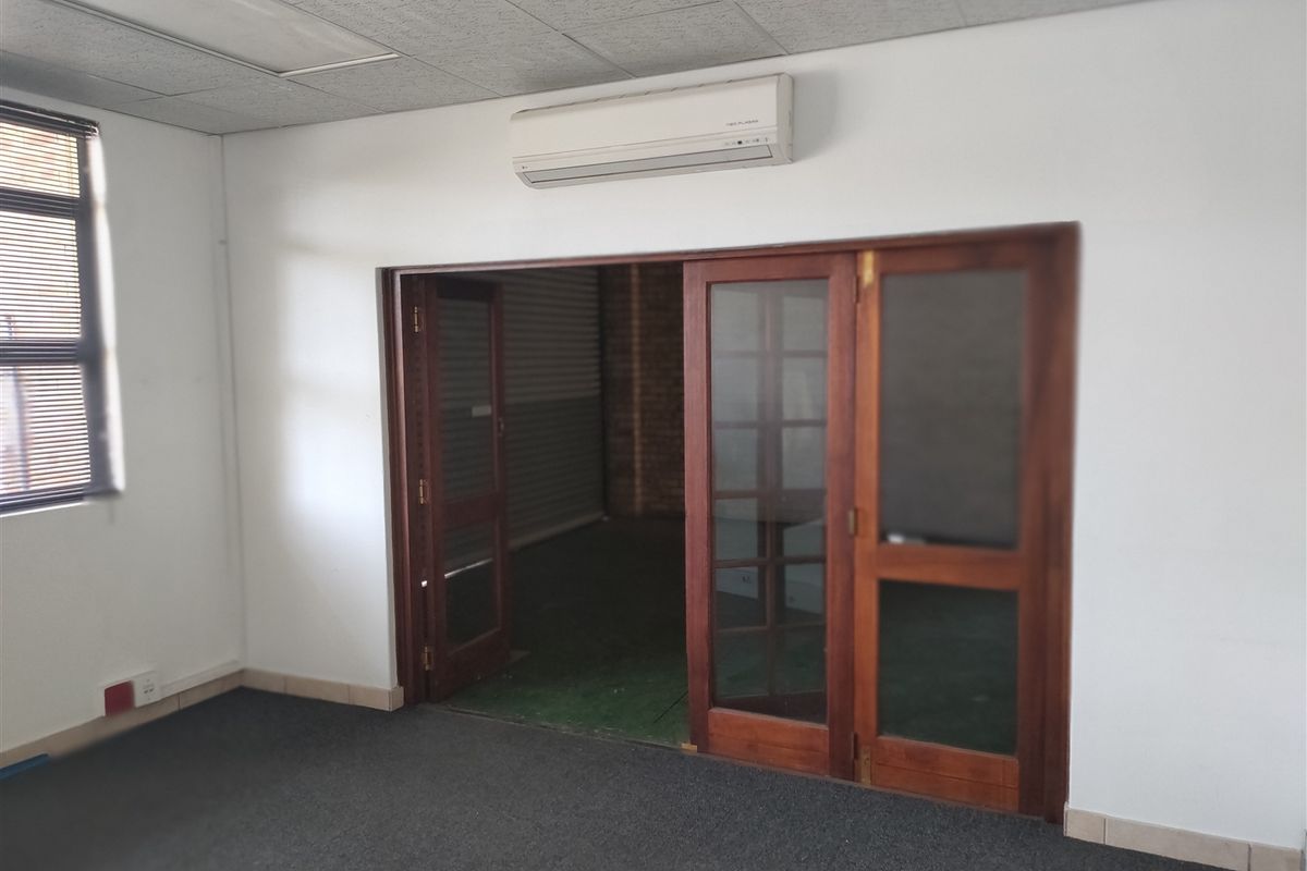 963m2  Warehouse  - TO LEASE or FOR SALE - Photo 5