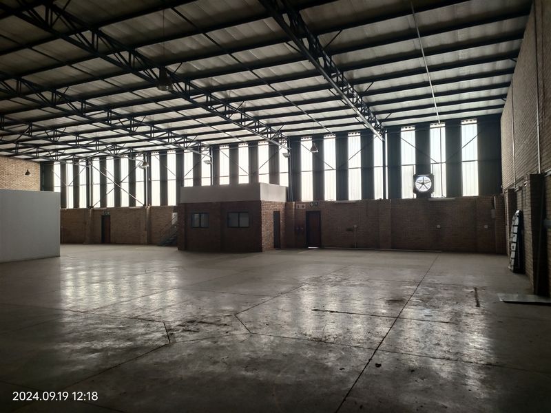 963m2  Warehouse  - TO LEASE or FOR SALE - Photo 6